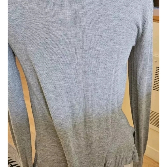 V-NECK Sweater Women's Size M Gray Ruffle Hem Knit Pullover Long Sleeve - Picture 4 of 5